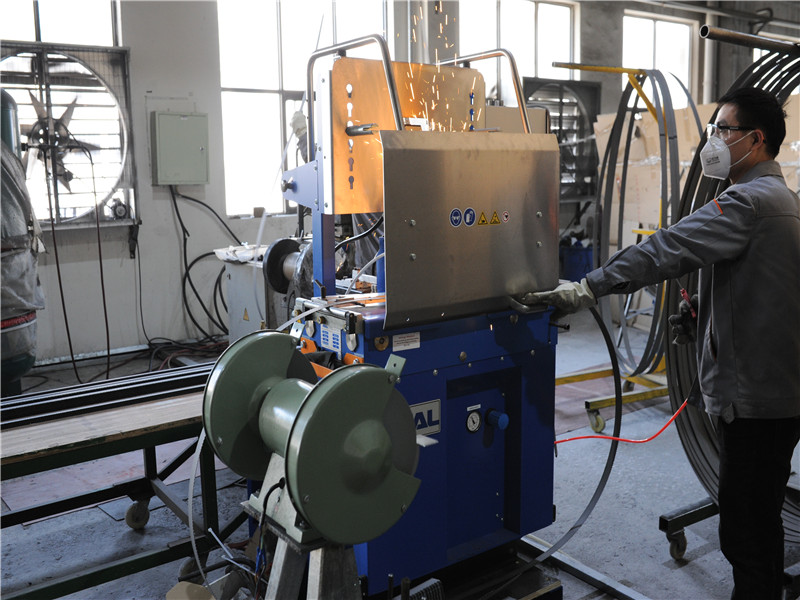 無(wú)錫鋸床生產(chǎn)廠家：碰到鋸床切割過程中材料切不正問題怎么辦？